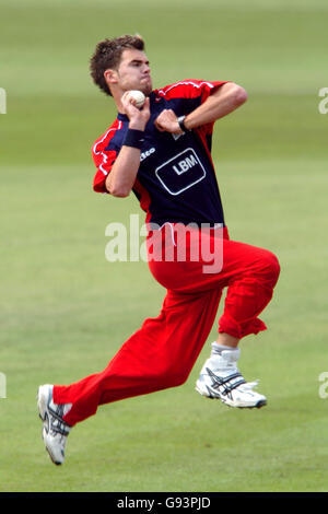 Cricket - Twenty20 Cup - Lancashire Lightning / Durham dynamos - Old Trafford. James Anderson, Lancashire Lightning Banque D'Images