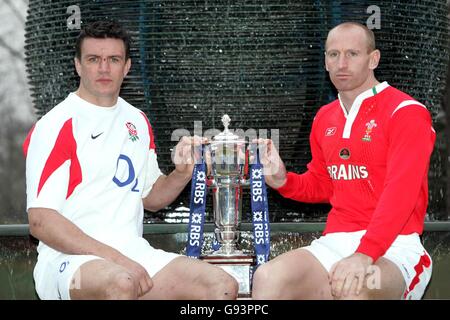 Le capitaine d'Angleterre Martin Corry (à gauche) pose avec Gareth Thomas (à droite) et le trophée 6 Nations au lancement du RBS 6 Nations au Hurlingham Club de Londres, le mercredi 25 2006 janvier. PA photo : David Davies. Banque D'Images