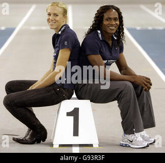 Kajsa Bergqvist, championne du monde de saut en hauteur de Suède, pose avec Maria Mutola (R), coureur de 800 m au Mozambique, lors d'une séance photo à Kelvin Hall, Glasgow, le 26 janvier 2006, devant l'internationale Norwich Union, samedi. APPUYEZ SUR ASSOCIATION photo. Le crédit photo devrait se lire comme suit : Andrew Milligan/PA. Banque D'Images