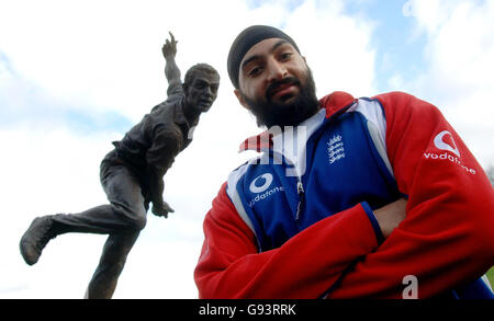 Monty Panesar, joueur de cricket de Northants, pose pour les photographes à la suite d'une conférence de presse au terrain de cricket de Lord, Londres, le vendredi 27 janvier 2006. Les sélectionneurs d'Angleterre ont nommé le spinner à bras gauche sans capuchon Monty Panesar comme membre de leur équipe d'essai pour la prochaine tournée de l'Inde. Voir PA Story CRICKET England. APPUYEZ SUR ASSOCIATION photo. Le crédit photo devrait se lire : Sean Dempsey/PA. Banque D'Images