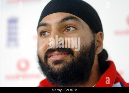 Monty Panesar, joueur de cricket de Northants, lors d'une conférence de presse au terrain de cricket de Lord, Londres, le vendredi 27 janvier 2006. Les sélectionneurs d'Angleterre ont nommé le spinner à bras gauche sans capuchon Monty Panesar comme membre de leur équipe d'essai pour la prochaine tournée de l'Inde. Voir PA Story CRICKET England. APPUYEZ SUR ASSOCIATION photo. Le crédit photo devrait se lire : Sean Dempsey/PA. Banque D'Images