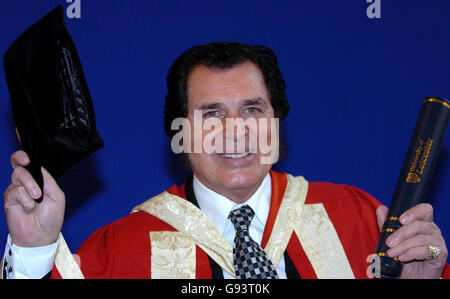 Engelbert Humperdinck après avoir reçu un doctorat honorifique en musique au de Montfort Hall de l'Université de Leicester, le vendredi 27 janvier 2006. Engelbert Humperdinck reçoit le diplôme honorifique pour son travail de charité infatigable et ses services à sa ville natale, Leicester. Voir l'histoire de PA SHOWBIZ Engelbert. APPUYEZ SUR ASSOCIATION photo. Le crédit photo devrait se lire: Chris Radburn/PA. Banque D'Images