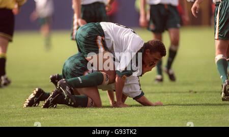 Football - Nationwide League Division One - Oxford United / Wolverhampton Wanderers.Keith Curle (en haut) de Wolverhampton Wanderers félicite son coéquipier Simon Osborn (en bas) pour sa note Banque D'Images