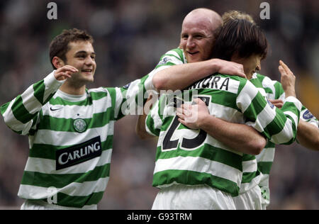 John Hartson (C) du Celtic célèbre ses scores contre Dundee United avec ses coéquipiers lors du match de la Premier League de la Bank of Scotland au Celtic Park, Glasgow, le samedi 28 janvier 2006.APPUYEZ SUR ASSOCIATION photo.Le crédit photo devrait se lire comme suit : Andrew Milligan/PA.**USAGE ÉDITORIAL SEULEMENT** Banque D'Images