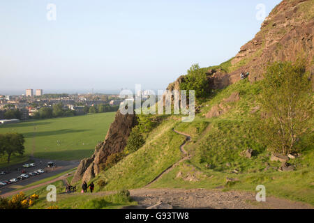 Sentier sur Salisbury Crags, parc de Holyrood, Édimbourg, Écosse Banque D'Images