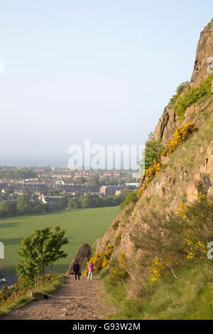 Sentier sur Salisbury Crags, parc de Holyrood, Édimbourg, Écosse Banque D'Images