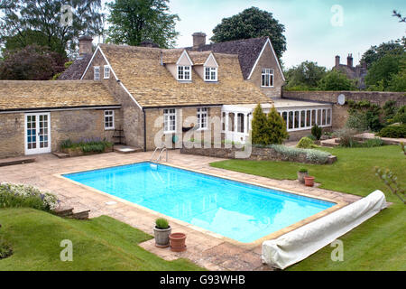 UK. Une piscine extérieure dans le jardin d'une grande maison. Pour un usage éditorial uniquement. Banque D'Images