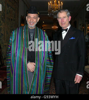 Le prince de Galles salue le président afghan Hamid Karzaï, qui arrive pour dîner à Clarence House, Londres, le mardi 31 janvier 2006. APPUYEZ SUR ASSOCIATION photo. Le crédit photo devrait se lire : Michael Stephens/WPA/PA. Photo de la piscine Banque D'Images