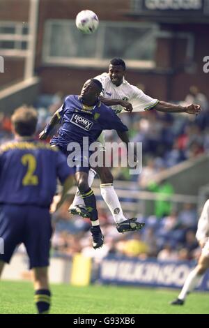 Football - FA Carling Premiership - Wimbledon / Leeds United.Lucas Radebe, de Leeds United (à droite), est à l'écart de Jason Euell, de Wimbledon (à gauche). Banque D'Images