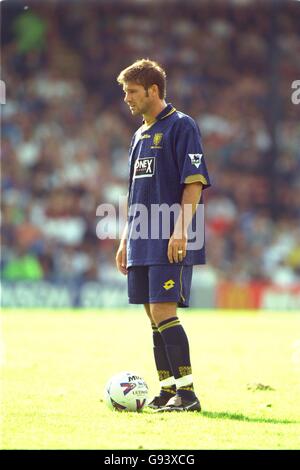 Football - FA Carling Premiership - Wimbledon / Leeds United.Alan Kimble, Wimbledon Banque D'Images