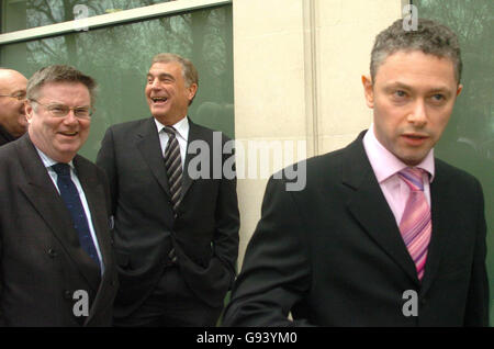 Sir Trevor Brooking, directeur du développement de l'Association du football (FA) (3e gauche), quitte le siège social de l'FA à Soho Square, dans le centre de Londres, le jeudi 2 février 2006.Le FA est actuellement en négociation sur le choix du futur directeur de l'Angleterre pour remplacer Sven à la suite des finales de coupe du monde de cette année en Allemagne.Regardez l'histoire des PA.APPUYEZ SUR ASSOCIATION PHOTO.Le crédit photo devrait se lire: Johnny Green/PA Banque D'Images