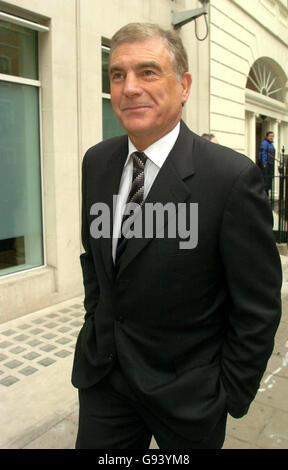 Sir Trevor Brooking, directeur du développement de la football Association (FA), quitte le siège social de la FA à Soho Square, dans le centre de Londres, le jeudi 2 février 2006.Le FA est actuellement en négociation sur le choix du futur directeur de l'Angleterre pour remplacer Sven à la suite des finales de coupe du monde de cette année en Allemagne.Regardez l'histoire des PA.APPUYEZ SUR ASSOCIATION PHOTO.Le crédit photo devrait se lire: Johnny Green/PA Banque D'Images