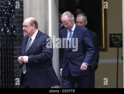 Brian Barwick (L), directeur général de la FA et directeur de l'Angleterre Sven-Goran Eriksson quitte le 10, Downing Street, Londres, le jeudi 2 février 2006, à la suite d'une réunion avec le Premier ministre britannique Tony Blair. Regardez l'histoire des PA. APPUYEZ SUR ASSOCIATION photo. Le crédit photo devrait se lire comme suit : Ian Nicholson/PA. Banque D'Images