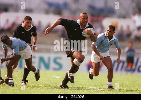 Rugby Sevens - 16ème Jeux du Commonwealth - Kuala Lumpur, Malaisie - Pool D - Nouvelle-Zélande / Sri Lanka.Jonah Lomu (au centre), en Nouvelle-Zélande, s'éloigne de Dumada de Silva (à gauche) et Stuart Hulley (à droite), au Sri Lanka. Banque D'Images