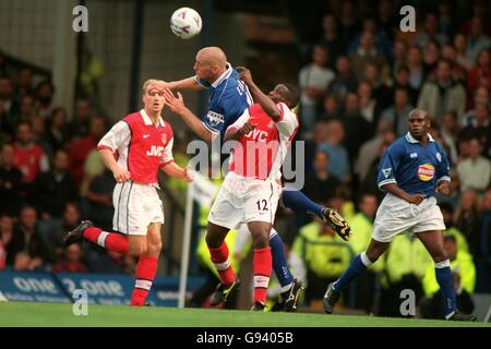 Matt Elliott, capitaine de Leicester City (au centre), dirige le ballon à l'écart De Christopher Wreh d'Arsenal (à droite) Banque D'Images