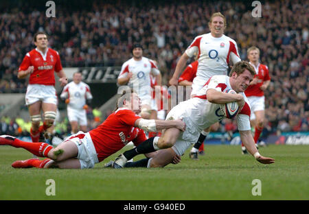 Mark Cueto, en Angleterre, fait un essai malgré les attentions de Shane Williams, au pays de Galles, lors du match des RBS 6 Nations à Twickenham, Londres, le samedi 4 février 2006. APPUYEZ SUR ASSOCIATION photo. Le crédit photo devrait se lire: David Jones/PA. Banque D'Images