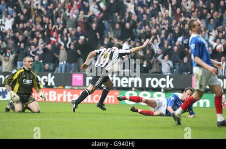 Alan Shearer, de Newcastle United, célèbre après avoir atteint son 201e but pour le club et le second du match Banque D'Images