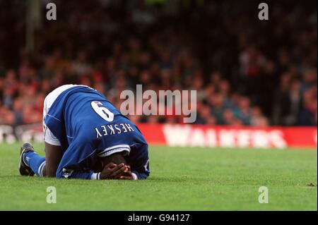 Soccer - FA Carling Premiership - Leicester City / Arsenal.Emile Heskey de Leicester City sur le sol en tenant la tête Banque D'Images