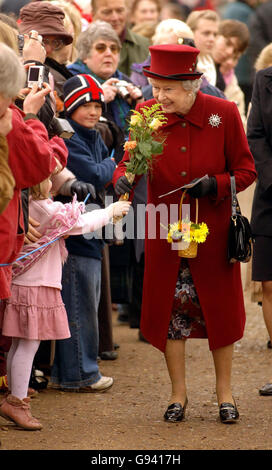 La reine Elizabeth II de Grande-Bretagne accepte les fleurs d'enfants à l'extérieur de l'église West Newton à Norfolk sur la propriété royale, le dimanche 5 2006 février. Demain marquera le 54e anniversaire de son accession au trône. Voir l'histoire de PA ROYAL Queen. APPUYEZ SUR ASSOCIATION PHOTO. Le crédit photo devrait se lire : John Stillwell/PA Banque D'Images