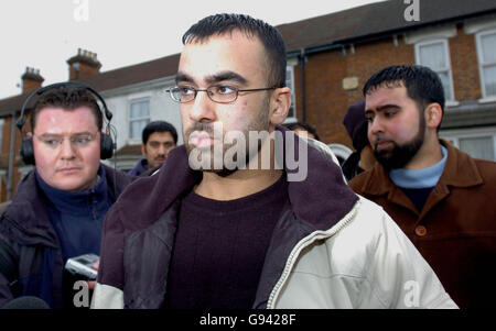 Omar Khayam s'adresse à la presse à l'extérieur de son domicile de Bedford, le lundi 6 février 2006. M. Khayam, qui s'est habillé comme un kamikaze lors des manifestations devant l'ambassade danoise de Londres samedi, s'est excusé "de tout coeur" auprès des familles des attentats du 7 juillet et a déclaré que son but n'était pas de causer une infraction. Voir PA Story POLITICS Cartoons. APPUYEZ SUR ASSOCIATION photo. Le crédit photo devrait se lire: Chris Radburn/PA. Banque D'Images