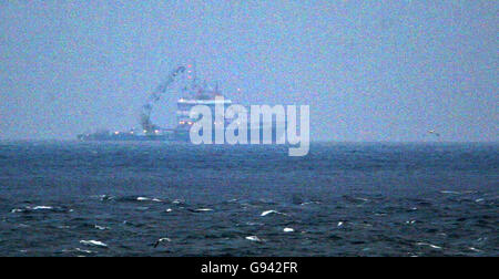 Le navire de sauvetage Granuaile, qui tente de soulever l'épave du bateau de pêche Rising Sun, a coulé sur une distance de dix kilomètres de Kilmore Quay à Wexford en décembre 2005. APPUYEZ SUR ASSOCIATION photo. Le crédit photo devrait se lire comme suit : Niall Carson/PA Banque D'Images