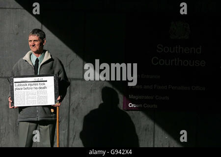 Terry Lubbock, père de feu Stuart Lubbock, se tient devant la cour des magistrats de Southend, vendredi 10 février 2006, après qu'un juge de district ait bloqué sa tentative de lancer une poursuite privée contre l'artiste du spectacle Michael Barrymore. Un avocat représentant la famille de l'homme mort, Stuart, 31 ans, de Harlow, Essex, avait tenté de poursuivre M. Barrymore pour des infractions en matière de drogue et d'agression. Voir PA Story COURTS Barrymore. APPUYEZ SUR ASSOCIATION photo. La photo devrait se lire : Cathal McNaughton/PA Banque D'Images