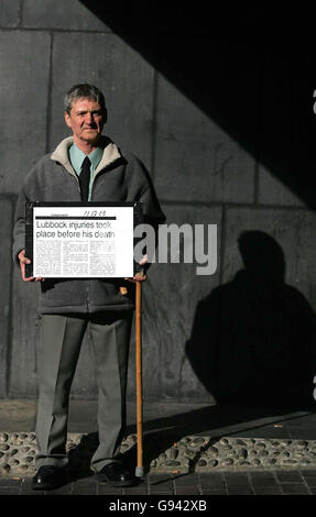 Terry Lubbock, père de feu Stuart Lubbock, se tient devant la cour des magistrats de Southend, vendredi 10 février 2006, après qu'un juge de district ait bloqué sa tentative de lancer une poursuite privée contre l'artiste du spectacle Michael Barrymore. Un avocat représentant la famille de l'homme mort, Stuart, 31 ans, de Harlow, Essex, avait tenté de poursuivre M. Barrymore pour des infractions en matière de drogue et d'agression. Voir PA Story COURTS Barrymore. APPUYEZ SUR ASSOCIATION photo. La photo devrait se lire : Cathal McNaughton/PA Banque D'Images