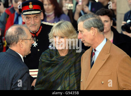 Duchesse de Cornouailles et du Prince de Galles avec le professeur John Coyne, vice-chancelier de l'Université de Derby comme ils quittent le Dome à Buxton, Derbyshire vendredi 10 février 2006. Autrefois un hôpital et avant cela une écurie le Dôme froise maintenant le Campus du Devonshire de l'Université de Derby. Voir PA Story ROYAL Campus. APPUYEZ SUR ASSOCIATION photo. Le crédit photo devrait se lire: David Jones/PA Banque D'Images