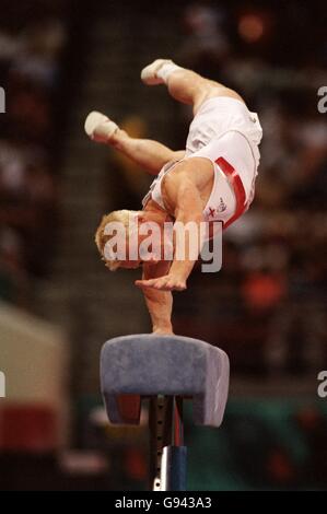 Gymnastique - 16ème Jeux du Commonwealth - Kuala Lumpur, Malaisie. Craig Heap, en Angleterre, exécute la voûte Banque D'Images