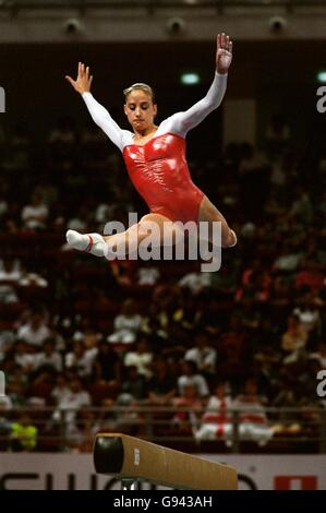 Gymnastique - 16ème Jeux du Commonwealth - Kuala Lumpur, Malaisie. Lisa Mason, en Angleterre, se présente sur le faisceau Banque D'Images