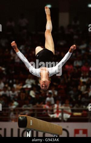 Gymnastique - 16ème Jeux du Commonwealth - Kuala Lumpur, Malaisie. Allana Slater, d'Australie, se présentant sur le faisceau Banque D'Images