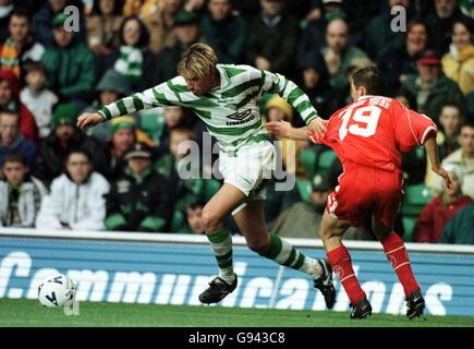 Soccer - FA Carling Premiership - Leicester City / Wimbledon.Robbie Earle, de Wimbledon (à gauche), a obtenu un titre, tandis que Matt Elliott (à droite) de Leicester City ne couvre pas cette question Banque D'Images