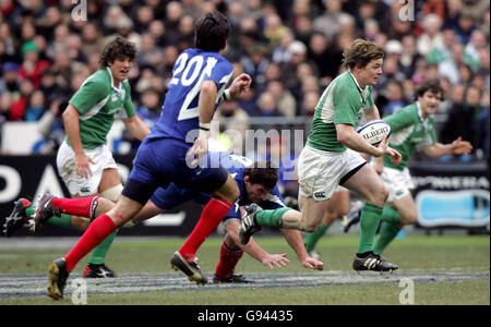 Brian O'Driscoll, de l'Irlande, traverse la défense française pour tenter Andy Trimble lors du match RBS 6 Nations au Stade de France, Paris, France, le samedi 11 février 2006. APPUYEZ SUR ASSOCIATION photo. Le crédit photo devrait se lire : David Davies/PA. Banque D'Images