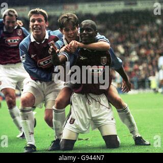 Ian Taylor (à droite) d'Aston Villa célèbre avec ses coéquipiers Lee Nedrie (Au centre) et Alan Thompson (à gauche) après avoir obtenu le premier but de la correspondance Banque D'Images