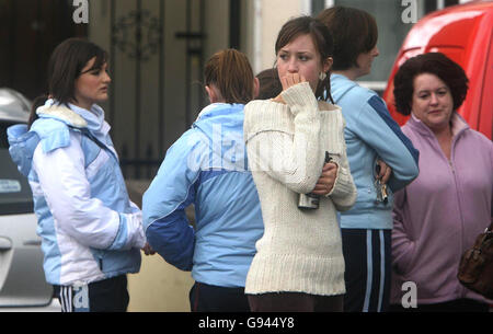 Les voisins de la famille Keegan réagissent à la nouvelle de la dicovery de trois corps à la maison familiale à Killakee Walk dans Firhouse dans le sud de Dublin, lundi 13 février 2006. Les corps d'une femme et de deux garçons ont été découverts dans une maison à Dublin, a déclaré aujourd'hui le gardai. Les trois ont été nommés localement comme Mary Keegan, âgée d'environ 41 ans, et ses deux fils Glen, 10 ans, et Andrew, âgés d'environ sept ans. Voir PA Story DEATH Dublin Irlande. APPUYEZ SUR ASSOCIATION photo. Le crédit photo devrait se lire comme suit : Niall Carson/PA Banque D'Images