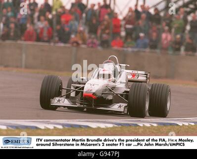 Martin Brundle, commentateur d'ITV, conduit le président de la FIA, Max Mosley, autour de Silverstone dans la voiture de Formule 1 à deux places de McLaren Banque D'Images