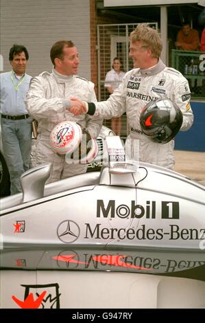Martin Brundle (à gauche), commentateur d'ITV, serre la main avec Max Mosley (À droite) après l'avoir conduit autour de Silverstone dans la Formule deux places de McLaren Une voiture Banque D'Images