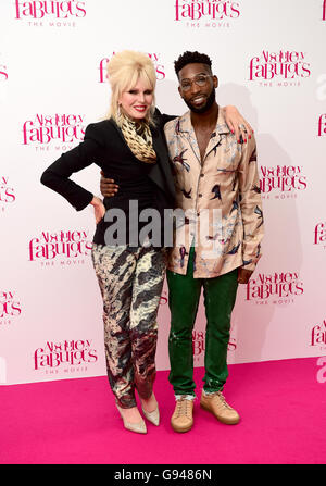 Joanna Lumley et Tinie cet assistant à la première mondiale de ce film absolument fabuleux tenue au cinéma Odeon de Leicester Square, Londres. Banque D'Images
