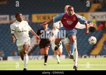 Lucas Radebe (à gauche) de Leeds United et Robert Molenaar (à droite, caché) défient Julian Joachim (à droite) de Aston Villa Banque D'Images