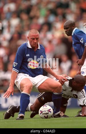 Soccer - FA Carling Premiership - Derby County / Leicester City.Matt Elliott (à gauche) de Leicester City détient Dean Sturridge (à droite) Banque D'Images