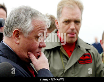 Le ministre des Forces armées, Adam Ingram (en premier plan), en compagnie du commandant de l’escadre, Andrew Naismith, commandant de l’escadron 18 de la RAF Odiham, dans le Hampshire, le mardi 7 février 2006. Trois hélicoptères de la RAF Chinook se préparent aujourd'hui à être expédiés en Afghanistan alors que le Royaume-Uni poursuit son renforcement des forces militaires dans le pays déchiré par la guerre. Les hélicoptères seront transportés par avion d'Odiham par C-17 vers la région Helmand du pays où ils aideront les Royal Engineers à construire une base dans la région. Voir l'histoire de l'AP DÉFENSE Afghanistan. APPUYEZ SUR ASSOCIATION photo. Le crédit photo devrait se lire: Chris Ison/PA. Banque D'Images