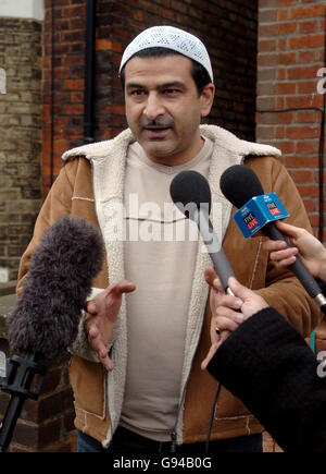 Asif Nadim, président de la mosquée Jamia Masjid Gulshan-e-Bughdad à Bedford, s'adresse aux médias, mardi 7 février 2006, à l'extérieur du domicile d'Omar Khayam, l'homme qui s'est habillé comme un kamikaze lors des manifestations contre les caricatures de Mohammed, et qui a été arrêté et conduit aujourd'hui en prison. Le président de la mosquée Nadim a déclaré que Khayam était présent à la mosquée, à Westbourne Road, chaque vendredi pour des prières et qu'il serait bienvenu. Voir PA Story POLITICS Cartoons. APPUYEZ SUR ASSOCIATION photo. Le crédit photo devrait se lire: Chris Radburn/PA. Banque D'Images