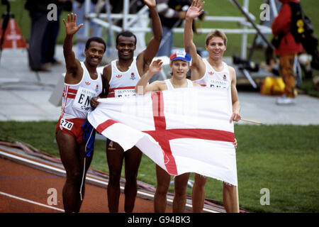 (G-D) Phil Brown, Kriss Akabusi, Todd Bennett et Roger Black célèbrent la victoire de l'or en Angleterre Banque D'Images