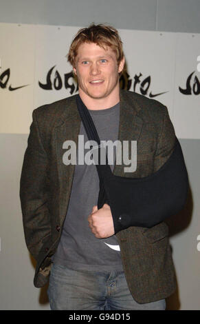 Josh Lewsey, joueur de rugby Wasps & England, arrive au lancement de Nike « Joga Bonito » (Play Beautiful), à partir de la brasserie Truman, à l'est de Londres, le mardi 7 janvier 2006. APPUYEZ SUR ASSOCIATION PHOTO. Le crédit photo devrait se lire comme suit : Ian West/PA Banque D'Images