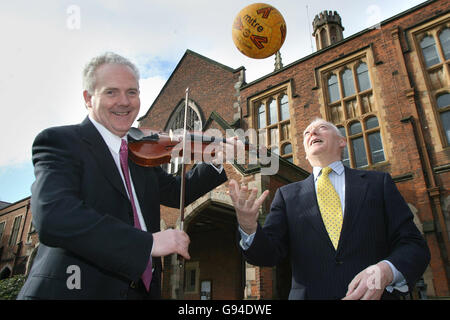 Le professeur Gerry McCormac, à gauche, vice-chancelier de l'Université Queens, Belfast, et le professeur William Clarke, provost de Jordanstown et Belfast Campuss University of Ulster, le mardi 21 février 2006, lors du lancement d'un nouveau festival de la St Patrick visant à combattre le comportement antisocial chez les étudiants d'Irlande du Nord. Voir l'histoire de PA ULSTER Patrick. APPUYEZ SUR ASSOCIATINO PHOTO. Le crédit d'image devrait se lire: Paul Faith/PA Banque D'Images