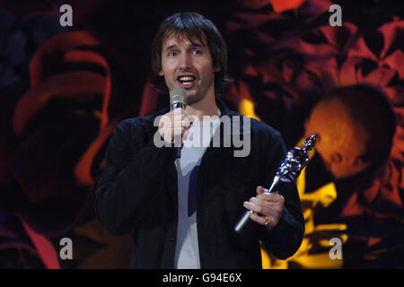 James Blunt reçoit son prix de meilleur homme britannique, sur scène aux Brit Awards 2006, à Earls court, à l'ouest de Londres, le mercredi 15 février 2006. Voir l'histoire de PA SHOWBIZ Bits. APPUYEZ SUR ASSOCIATION photo. Le crédit photo devrait se lire: Yui Mok/PA Banque D'Images