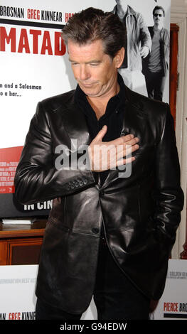 Pierce Brosnan arrive à la première du film britannique « The Matador », au Notting Hill Coronet Cinema, à l'ouest de Londres, le mardi 21 février 2006. APPUYEZ SUR ASSOCIATION photo. Le crédit photo devrait se lire: Yui Mok/PA Banque D'Images