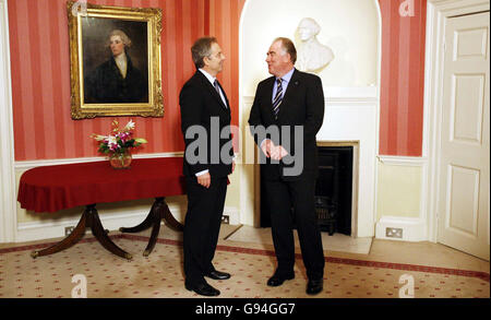 Le Premier ministre britannique Tony Blair (à gauche) rencontre le Premier ministre islandais Halldor Asgrimsson au 10 Downing Street, Londres, le mercredi 22 février 2006, avant leurs entretiens. Regardez l'histoire des PA. APPUYEZ SUR ASSOCIATION photo. Le crédit d'image devrait se lire: Richard Lewis/EPA Rota/PA Banque D'Images