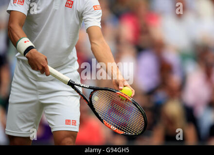 Kei Nishikori sert contre Julien Benneteau le quatrième jour des championnats de Wimbledon au All England Lawn tennis and Croquet Club, Wimbledon. APPUYEZ SUR ASSOCIATION photo. Date de la photo: Jeudi 30 juin 2016. Voir PA Story TENNIS Wimbledon. Le crédit photo devrait se lire comme suit : John Walton/PA Wire. Banque D'Images