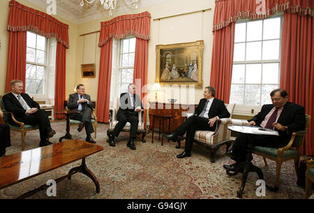 Le Premier ministre islandais Halldor Asgrimsson (au centre à gauche) s'entretient avec le Premier ministre britannique Tony Blair (au centre à droite) au 10 Downing Street, Londres, le mercredi 22 février 2006, sous la surveillance de ses collaborateurs. Regardez l'histoire des PA. APPUYEZ SUR ASSOCIATION photo. Le crédit d'image devrait se lire: Richard Lewis/EPA Rota/PA. Banque D'Images